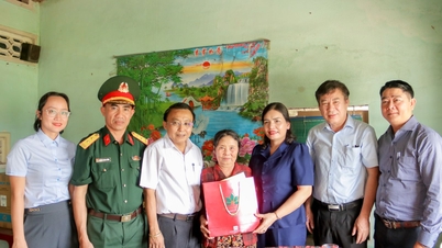 Standing Vice Chairman of the Provincial People's Committee Y Ngoc visited and presented gifts to families with revolutionary contributions in Binh Son commune.