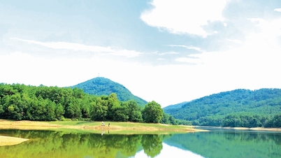Legendární potok a průzračné modré jezero v Hong Linhu