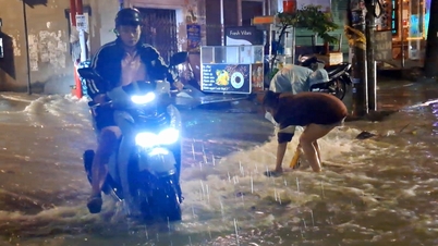 Hujan lebat turun, banyak jalan raya di Dong Nai dinaiki air.