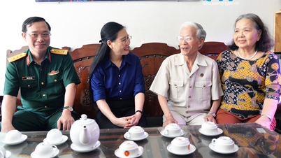 Provincial Party Secretary Bui Thi Quynh Van visited and presented gifts to families with revolutionary contributions.