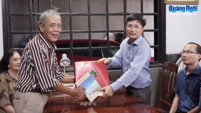 Místopředseda provinčního lidového výboru Nguyen Ngoc Sam navštívil a předal dary záslužným rodinám v obci Binh Son.