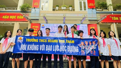 Hoang Hoa Tham Ortaokulu öğrencileri güvenli ve dost canlısı bir öğrenme ortamı oluşturmak için birlikte çalışıyorlar.