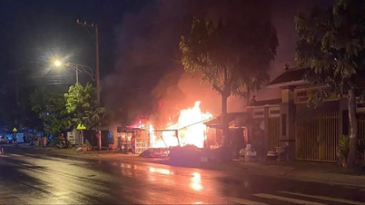 Kebakaran berlaku di sebuah pasar di Bandaraya Ho Chi Minh pada waktu malam, banyak harta benda telah terbakar.