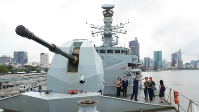 នាវាកងទ័ពជើងទឹកអង់គ្លេស HMS Richmond ត្រឡប់ទៅទីក្រុងហូជីមិញវិញបន្ទាប់ពីរយៈពេល 4 ឆ្នាំ។