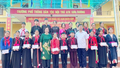 Hội Khuyến học tỉnh trao học bổng cho học sinh khó khăn Trường Phổ thông Dân tộc nội trú ATK Sơn Dương