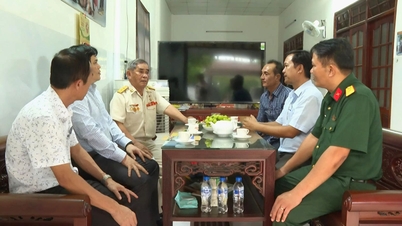 Vice Chairman of the Provincial People's Committee Tran Phuoc Hien visited and presented gifts to veterans who contributed to the Van Tuong Victory.