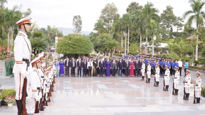 Provincial leaders visited the provincial martyrs' cemetery on the occasion of the 1st Quang Ngai Provincial Party Congress, term 2025-2030