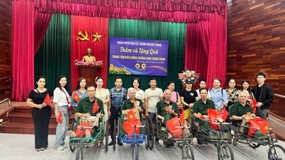 Hai Phong Gönüllü Grubu, Thuan Thanh Savaş Gazileri Bakım Merkezi'ni ziyaret etti ve hediyeler verdi.