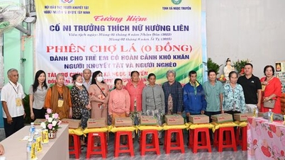 ຕະຫຼາດ​ໃບ​ໄມ້​ປົ່ງ​ສູນ​ກາງ​ຂອງ​ນັກ​ຮຽນ​ແລະ​ປະ​ຊາ​ຊົນ​ທີ່​ປະສົບ​ກັບ​ຄວາມ​ຫຍຸ້ງຍາກ
