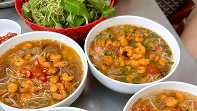 20.000 VND karşılığında bol karidesli Quang Ninh özel eriştesinden oluşan bir kase hazırlamak şaşırtıcı bir gerçektir