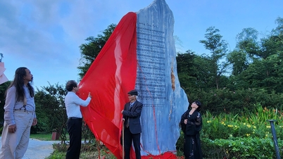 เพลง 'Linking Hands' ของ Trinh Cong Son พิมพ์อยู่บนแผ่นหิน