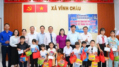 Phó Chủ tịch HĐND tỉnh Nguyễn Hồng Sơn thăm, tặng quà Trung thu cho trẻ em tại xã Vĩnh Châu