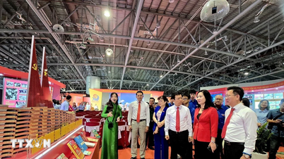 Quang Ninh : Vernissage de l'exposition de photos, de livres et d'affiches de propagande pour le Congrès du Parti