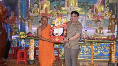 Visit and give gifts to Khmer pagodas on the occasion of Sen Dolta festival