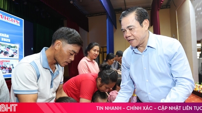 Pemberian 150 beasiswa kepada siswa kurang mampu di Ha Tinh