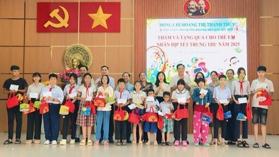 Deputy Head of the Provincial National Assembly Delegation Hoang Thi Thanh Thuy presented Mid-Autumn gifts at My Loc and Phuoc Vinh Tay communes.