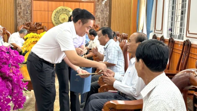 ឃុំ Tan Thanh៖ ប្រគល់អំណោយពាក់កណ្តាលសរទរដូវពីប្រធានគណៈកម្មាធិការប្រជាជនទីក្រុងហូជីមិញ