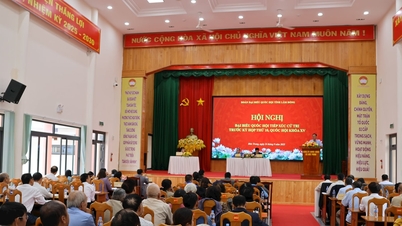 លេខាបក្សខេត្ត Lam Dong លោក Y Thanh Ha Nie Kdam ជួបជាមួយអ្នកបោះឆ្នោតនៅ Duc Trong