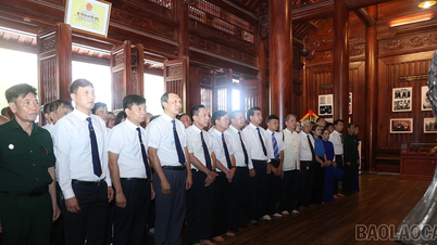 Делегация компании Lao Cai Electricity Company вознесла благовония в память о президенте Хо Ши Мине