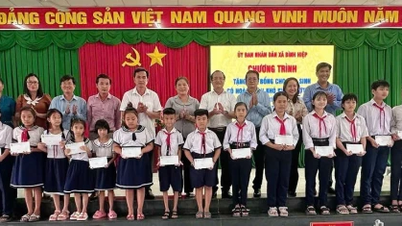 Phó Chủ tịch UBND tỉnh Nguyễn Hồng Thanh trao học bổng cho học sinh tại xã Bình Hiệp