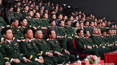 Jeneral Phan Van Giang menghadiri pertukaran model canggih "Stars of Victory"