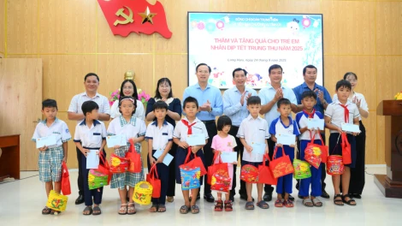 Le vice-président du Comité populaire provincial, Doan Trung Kien, a visité et offert des cadeaux de mi-automne aux enfants de la commune de Long Huu.