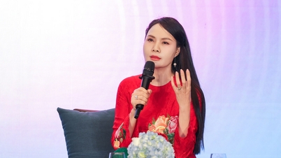 NSND Lan Hương xúc động khi giọng hát NSND Mai Hoa vang lên