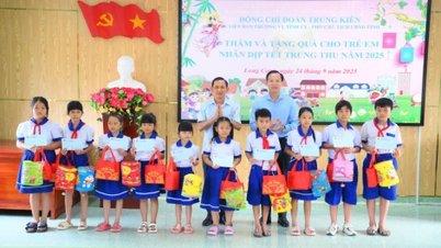 Vice Chairman of the Provincial People's Committee Doan Trung Kien visited and presented Mid-Autumn gifts to children in Long Cang commune