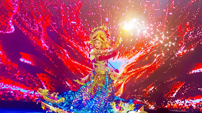 Miss Yen Nhi trägt das „Thang Long Hoi“-Kostüm bei der Wahl zur Miss Grand International 2025