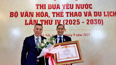 Huấn luyện viên Mai Đức Chung nhận danh hiệu Anh hùng Lao động