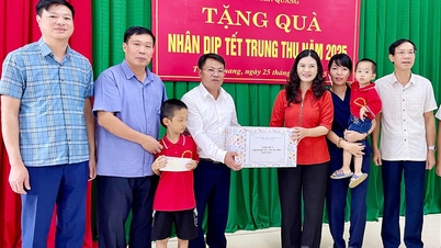 Phó Chủ tịch UBND tỉnh Vương Ngọc Hà tặng quà trẻ em khó khăn nhân dịp Tết Trung thu