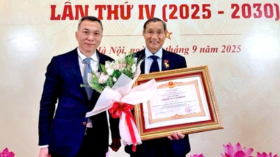 Trao tặng danh hiệu Anh hùng Lao động cho huấn luyện viên Mai Đức Chung