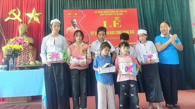 ផ្កាដ៏ស្រស់ស្អាតនៅក្នុងចលនារបស់ស្ត្រី