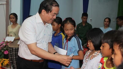 Der stellvertretende Vorsitzende des Volkskomitees der Provinz, Nguyen Hong Thanh, überreicht den Kindern der Gemeinde Hung Dien Geschenke zum Mittherbstfest