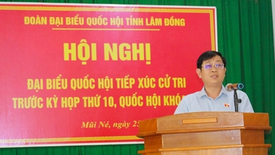 Phó trưởng Đoàn Đại biểu Quốc hội tỉnh Nguyễn Hữu Thông tiếp xúc cử tri tại phường Mũi Né