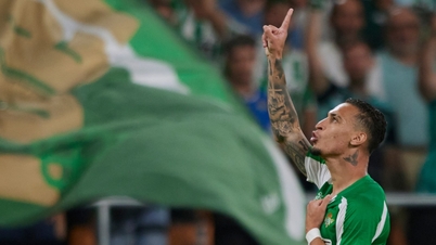Antony brilla y el Betis escapa de la derrota en la Europa League