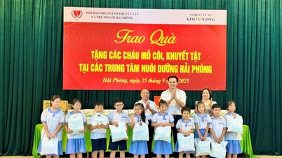 Meritorious Artist Kim Tieu Long gives gifts to orphans and disabled children in Hai Phong