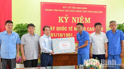 Các đồng chí lãnh đạo tỉnh thăm hỏi, tặng quà người cao tuổi