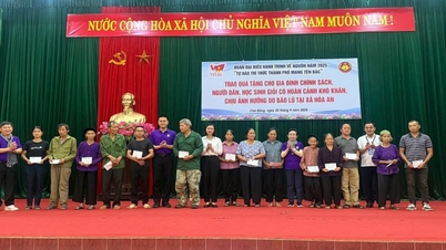 Đoàn đại biểu trí thức Thành phố Hồ Chí Minh tặng 100 suất quà cho gia đình chính sách, hộ nghèo, học sinh nghèo vượt khó tại xã Hoà An và xã Nguyễn Huệ