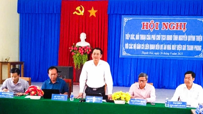 Vice Chairman of the Provincial People's Committee - Nguyen Quynh Thien dialogued and resolved difficulties at the Thanh Phong Wind Power Plant Project