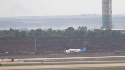 最初の校正飛行がロンタン空港の滑走路に着陸した