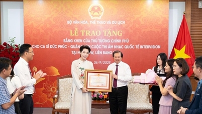តារាចម្រៀង Duc Phuc - ជើងឯក Intervision 2025 ទទួលបានវិញ្ញាបនបត្រសរសើរពីនាយករដ្ឋមន្ត្រី