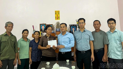 Visiting the family of the child who died from drowning in Trinh Tuong commune
