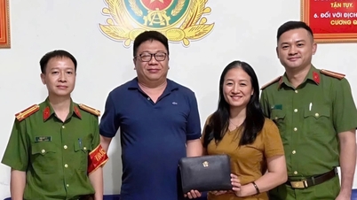 មេប៉ូលិស ប្រគល់លុយ៤០០លានដុង ដែលភ្លេចក្នុងឡាន