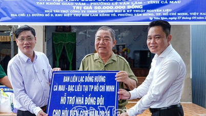 The Liaison Committee of Bac Lieu - Ca Mau compatriots in Ho Chi Minh City handed over the house of comrades.