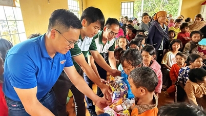 320 suất quà Tết Trung thu đến với trẻ em buôn Trang Yốk