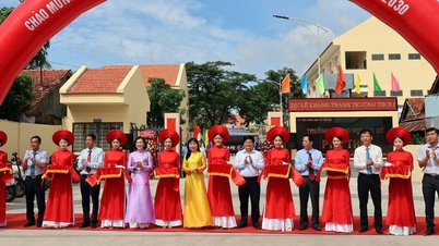 An Giang សម្ពោធសាលាអនុវិទ្យាល័យ Phu Tho ផ្តល់អាហារូបករណ៍ដល់សិស្សដែលជំនះការលំបាក