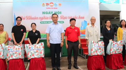 ប្រជាជននៃវួដ Phu Nhuan ត្រូវបានពិនិត្យ ទទួលអំណោយ និងទទួលទានអាហារសាមគ្គីភាព និងក្តីស្រលាញ់។