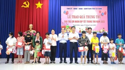 Director of the Department of Home Affairs Pham Xuan Bach presents Mid-Autumn Festival gifts to children of Thanh Dien ward