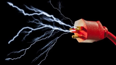 Două persoane au fost rănite și au murit din cauza electrocutării într-o piață inundată.